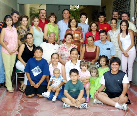 La familia Arroyo Hernández organizó la tradicional comida familiar se reunieron las familias Arroyo Luna, Reyes Arroyo, Muñoz Arroyo, Nuñez Arroyo, Favero Arroyo, Gamboa Arroyo, Hermosillo Arroyo, Chew Arroyo, y Armendáriz Arroyo.