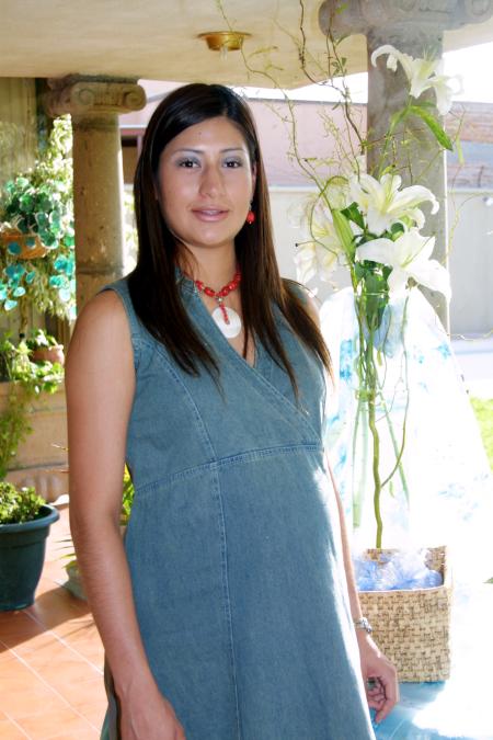 Laura Ávalos de Gómez lució feliz en su fiesta de canastilla