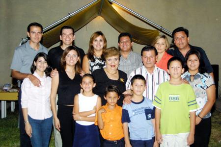 Los señores Joel Santibáñez y Yolanda de Santibáñez festejaron el 45 aniversario de su matrimonio junto a sus hijos, hijos políticos y demás familiares.