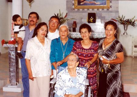 María Jacobo Pineda acompañada de sus hijas, Juanita, Queta , Elvira y Mere, su yerno  Rafael Hernández, su nieto David Hernández Cstillo y bisnieto en su cumpleaños número 100.