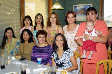 Marle Jazmín Silva de Anda junto aun grupo de amigas quienes la acompañaron en la fiesta de despedida que le ofrecieron recientemente.