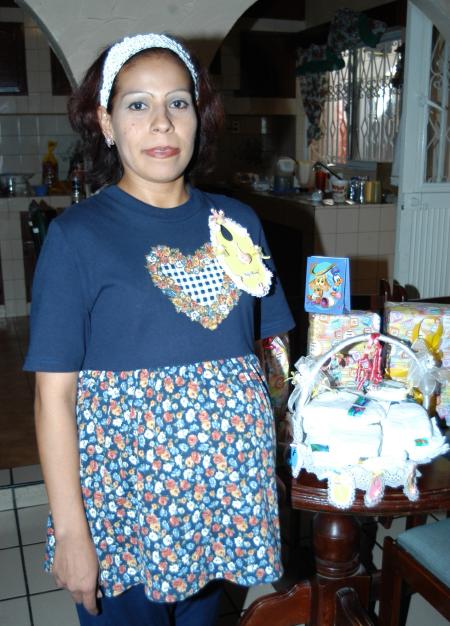 Numerosos obsequios y felicitaciones recibió en su fiesta de canastilla María Antonia Sánchez Lara.