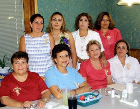 Sandra Julia Hernández Favila estuvo acompañada de sus amistades y familiares, en el convivio de despedida que le ofreció su mamá, Leonor Favila.