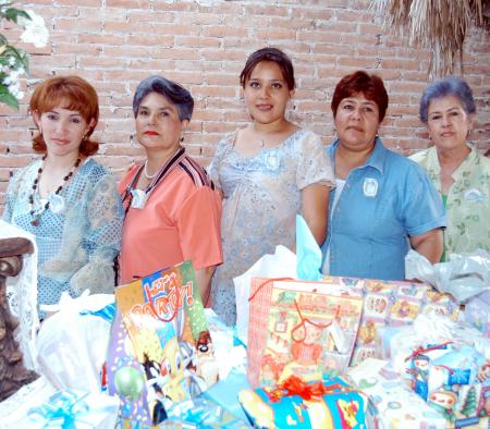 Una fiesta de canastilla fue ofrecida en honor de Pola Rea de Bárcena organizada por María Teresa de Bárcena, Ana María Rea, Alicia Rodríguez y Cecilia Bárcena.
