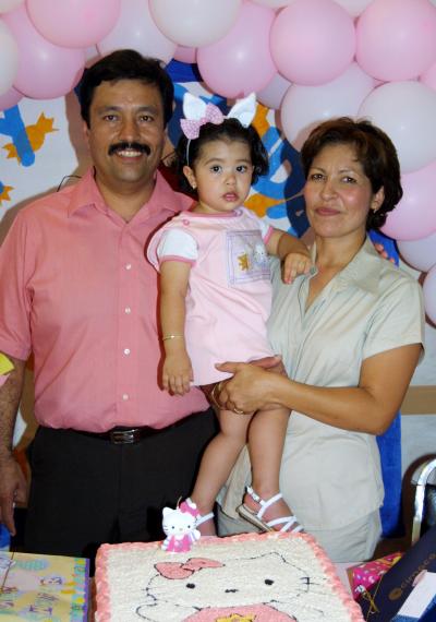 La pequeña Melyssa cumplió tres años de edad y los celebró con una piñata. Sus padres son Manuel H Mena y Mely Salazar de Mena.