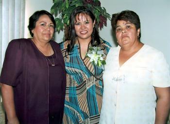 Mayela Delgado Fematt en su última despedida de soltera, a la que asisteiron su mamá María Dolores Fematt de Delgado y su  suegra Felipa Vázquez de Pérez, ella contrajo matrimonio recientemente.