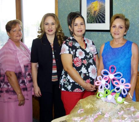 Por el cercano nacimiento de su bebé festejaron a Karla de la Cruz Coronado, con un convivio preparado por Lupita de la Cruz, Verónica de Del Río y María de Jesús de Coronado.