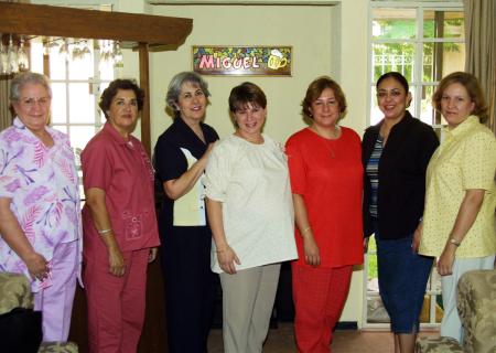 La futura mamá, Mónica Jaik de Cantú, acompañada de las anfitrionas de su fiesta de regalos para bebé, Lorena Arellano, Lucero Lomas, y Nora Porras, además de otras damas.