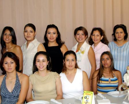  13 de agosto 
 Un grupo de damas acompañadas a Vanessa Domínguez de García, en la fiesta de canastilla que le preparó su mamá Martha G.  de Domínguez. la festejada  espera un niño, que llevará por nombre Alejandro.