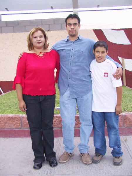 El joven Gregorio García (centro) regresó de Polonia luego de asistir a un curso de electricidad, lo acompañan sus hermanos.