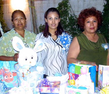 Janeth González de Medina acompañada de Martha Cuevas de Medina y ROsa Elia Márquez de González anfitrionas de su fiesta de canastilla