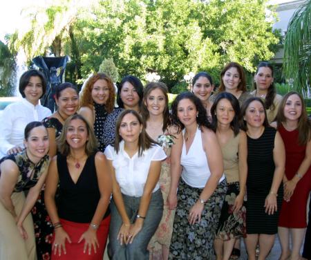 Linda Yvette Fernández con sus amigas el día de su despedida de soltera