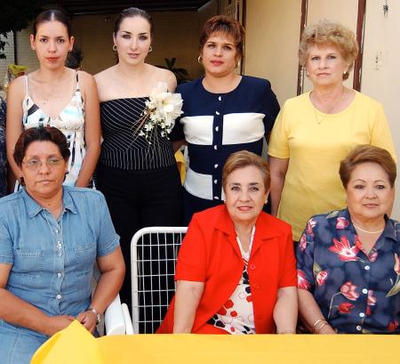  14 de agosto 
 Un grupo de damas acompaña a Margarita Silveyra Ponce en la despedida de soltera que le ofreció su mamá Silvia Sugasti de Silveyra.
