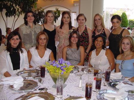 Linda Fernádez acompañada de Lina, Laura, Clarissa, Odila, Sonia, Liz, Irene, Yani, Salma y Lorena asistentes a su primera despedida de soltera.