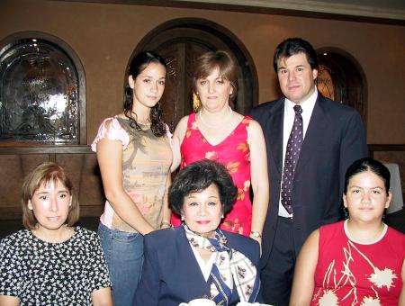 Martha García de Alba, Socorrito Lee de Ramírez, Christine Jabiol Ramírez, Marcela Alba García, Marina López de García y Alejandro García