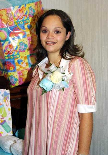 Por el próximo nacimiento de su primer bebé festejaron con una fiesta de canastilla a Blanca Valdés Zamarriaga.