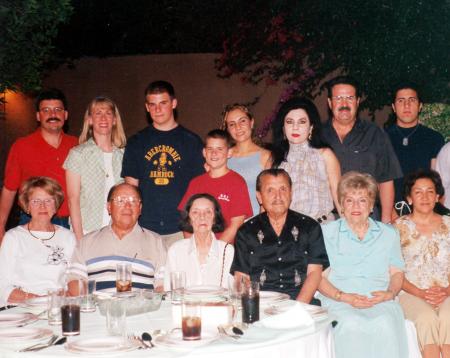  16 de agosto

Ricky del Valle, Mary de Del Valle, Eduardel Del Valle, Bety Garza, Raúl Garza, Pablo del Valle, Mary, Ignacio, Aluicia, Pablo, Berhta y Pamela del Valle.