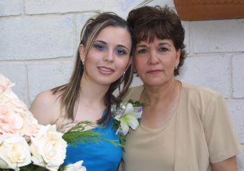 Ana Lucy Suárez Suárez con su mamá Lolos de Suárez quien le ofreció una fiesta de despedida.