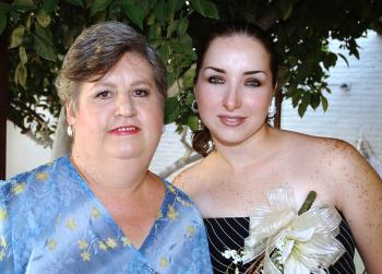 Elba Edith Ramírez Cárdenas junto a la anfitriona de su despedida de soltera Elba Cárdenas de Ramírez.