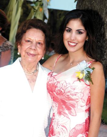Gaby Díaz de  León Maisterrena co nsu abuelita la señora Eva Viesca de Maisterrena.