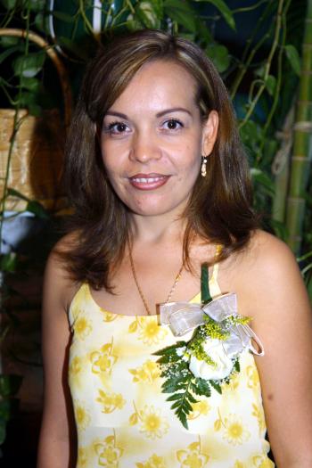 Irma Delia Castro Galindo contraerá matrimonio con Agustín Hernández Hernández y por ello fue despedida con una despedida de soltera.