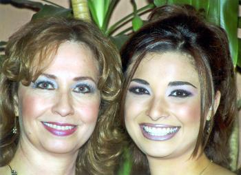 Jessica Rocío Arrañaga al lado de su mamá, Dra. Rocío Arrañaga Ramírez, quien le deseó la mejor de las suertes en su cercano matrimonio.