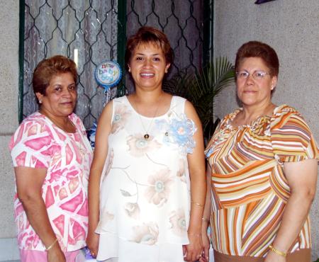 Blanca Estela Flores de Torres junto a las anfitrionas de su fiesta de canastilla, María de la Luz García de Flores y María Elena Máruqez Torres, celebrada en días pasados.