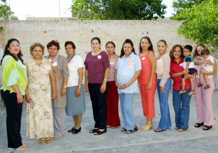 Julieta Sepúlveda de Bonilla fue homenajeada con una fiesta de regalos para el bebé que espera, organizada por su mamá, Julieta Carrillo de Sepúlveda. Asistieron sus amistades y familiares.