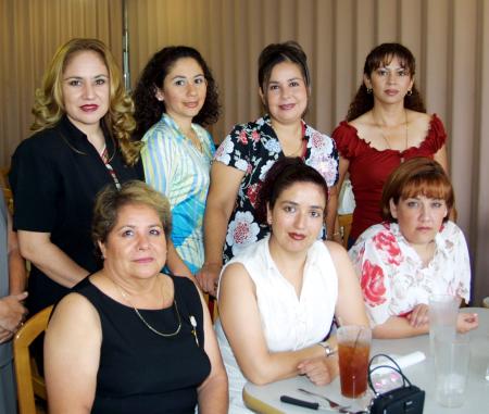 Karla de la Cruz de Coronado fue agasajada con una fiesta de regalos para bebé organizada por lupita de la Cruz, Verónica del Río y María de Jesús de Coronado la acompañan algunas de sus invitadas.