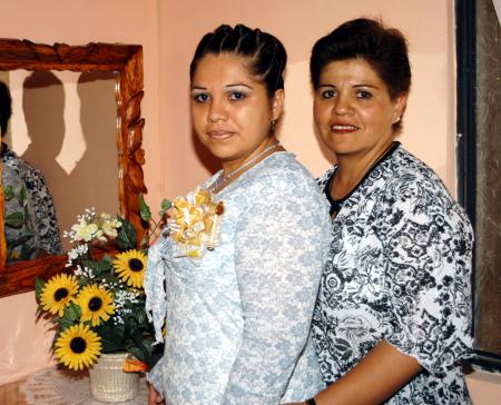 María de Lourdes Morales Raygoza junto a la anfitriona de su fiesta de  canastilla, María de Lourdes Raygoza.