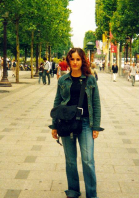 María del Pilar González Arriaga en la avenida Campos Eliseos, en París, durante un viaje de estudios en la Universidad Pontíficia de Madrid España