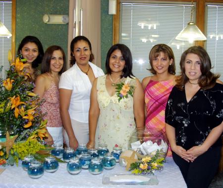 María Teresa del Rocío Vázquez Martínez con sus amigas, Mariana Corral, Ángeles Escamilla, Brenda Jara, Marcela Vázquez, Mirna Ruiz y Lorena Espino, asistentes a su despedida de soltera.