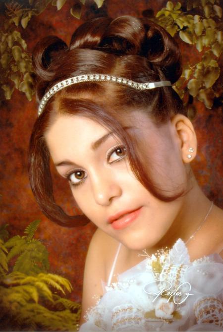Srita. Argentina Domínguez Berumen, hija del Sr. Daniel  Domínguez González y de la Sra. Ángela  Berumen de Domínguez en una fotografía de estudio con motivo de sus XV años.