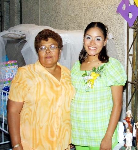 Verónica Robles Hernández junto a la anfitriona de su fiesta de canastilla Francisca Hernández Ávila.