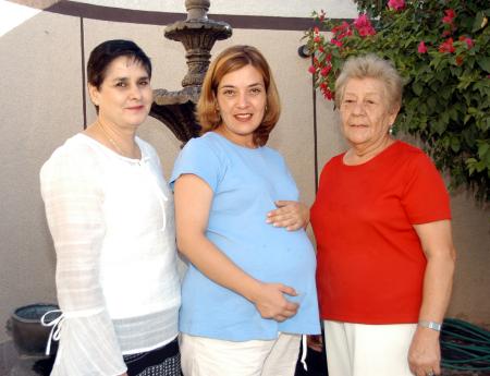 Amira Hamle de Castro fue homenajeada con una fiesta de canastilla, aquí aparece junto a las anfitrionas Ángeles de Castro y Hermelinda de Hamle.