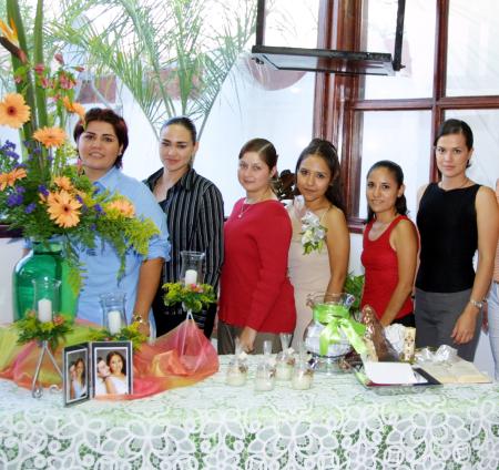 Amistades y familiares de Norma Delgado Lozano se reunieron en la fiesta de despedida que les ofrecieron María del Rosario de Delgado y Milagros de Salinas.