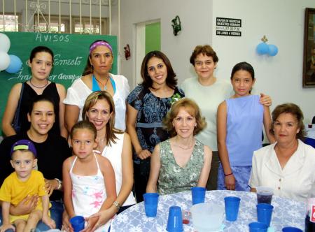 Andrea González de Villarreal fue homenajeada con una fiseta de canastilla en la que fueron anfitrionas su mamá Leticia Jaimes, su hermana, Marcela González y su suegra, Angélica Morales de Villarreal