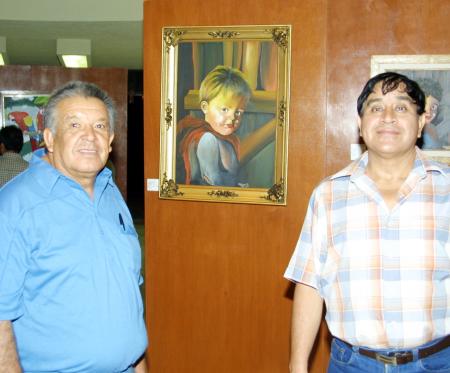 Constantino Navarro Torres y Saúl Escobedo Soto en la ceremonia inaugural de una exposición plástica.