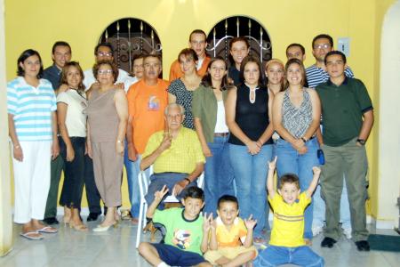 Don Simón Valdéz Sida fue festejado en su onomástico por sus hijos. Lucía, Gerardo, Adriana, Liliana, y Martha Valdez Maltos.