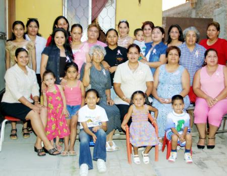En la fiesta de canastilla de Mónica Cecilia Tinajero de Valderrama estuvieron presentes muchas de sus amigastes y familiares.
