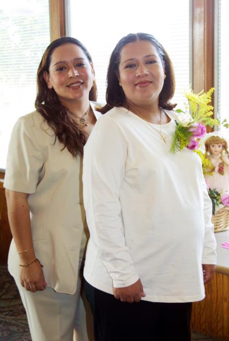 Graciela Astorga de Meraz junto a la anfitriona de su fieta de canastilla, Paola Astorga.