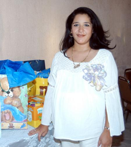 Janette Dipp de Samaniego fue homenajeada con una fiesta de canastilla.