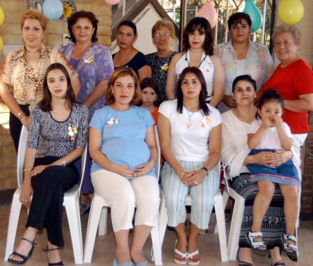 Numerosas amigas y familiares de Amira Hamle de Castri se reunieron en la fiesta de canastilla que le ofrecieron en días pasados.