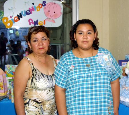 Perla Angélica Orozco de Montejano en la fiesta de canastilla que le organizó María Elena Martínez Jara