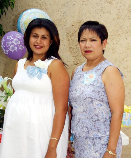 Una fiesta de regalos ofrecida para el bebé de Perla Lizeth Cueto Alanís preparada por Elizabeth Saucedo Alanís.