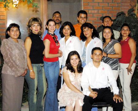  17 y 18 de agosto
Zaira Padilla Ortiz junto a las amistades que la acompañaron en la fiesta de despedida que le ofrecieron con motivo de su boda celebrada el dos de agosto pasado.