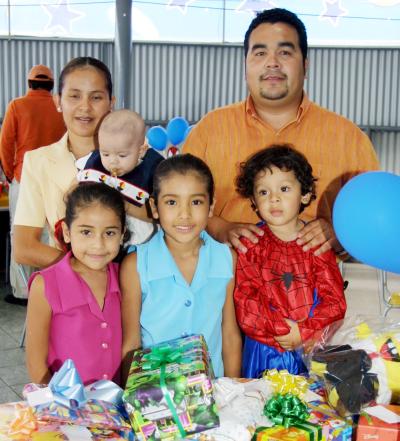 Arturo cumplió tres años de edad y fue festejado por sus padres Arturo Alvarado y Graciela Álvarez de Alvarado y sus hermanas Karla, Graciela y Astrid.