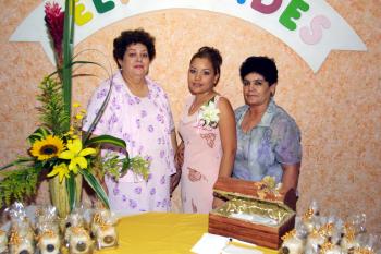 Por su próximo enlace nupcial, Zaide Zulema Zúñiga Sandival fue festejada con un convivio ofrecido por Ignacia S. de Zúñiga y Raquel C. de Borballo, quienes la acompañan.