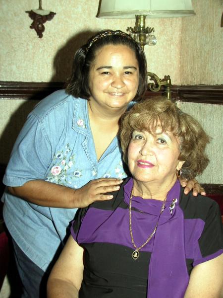 Alfonsina Cruz de Morales en el convivio que le ofrecieron por su cumpleaños, la acompaña su hija Lupita Morales Cruz.