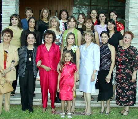 La familia Mijares le ofreció una reunión de bienvenida a Alejandra Nahle Zrazar en la residencia del novio, en la que estuvieron  presentes las señoras Rosario Álvarez de Mijares, Alejandra Zarzar de Nahle.